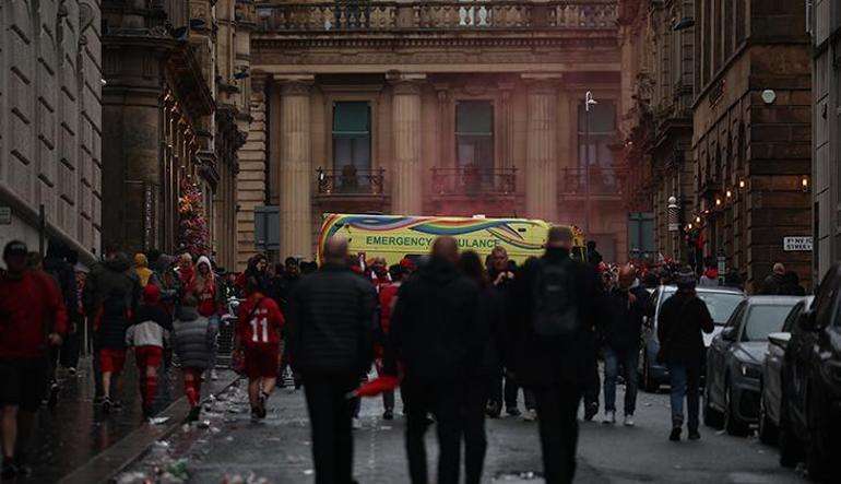 Son dakika İngilterede bir araç Liverpool taraftarlarının arasına daldı