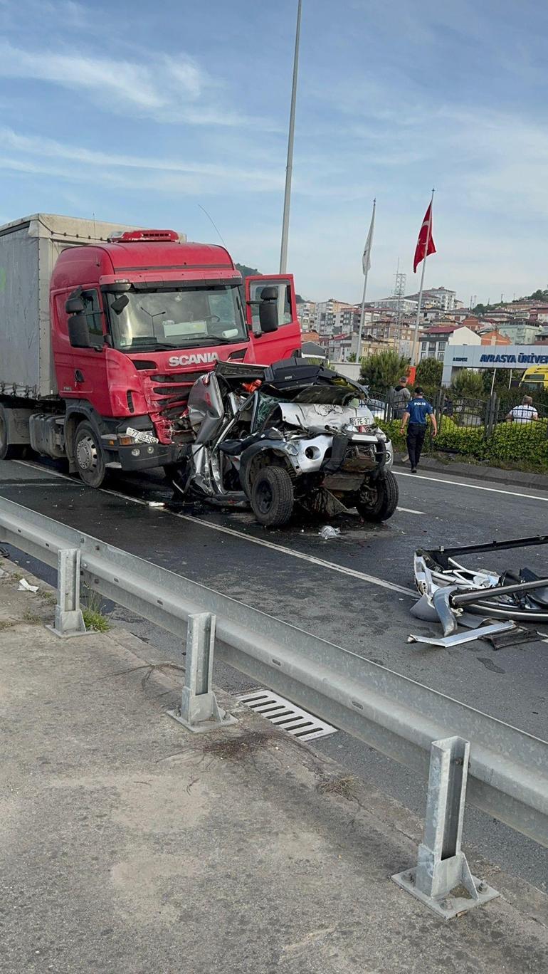 İki TIR arasında can pazarı Zincirleme kazada kan donduran görüntü