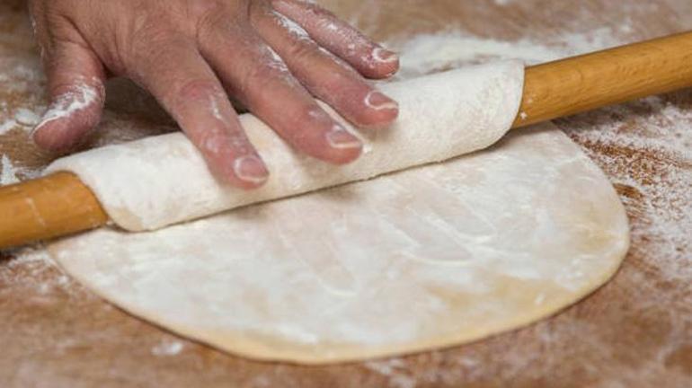 Çarşaf gibi açılan yufkanın sırrıymış meğer Yufka yırtılmadan incecik açılıyor
