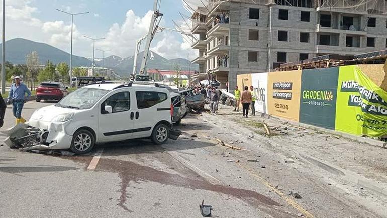 Korkunç görüntü: Beton mikseri araçlara çarptı