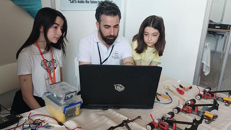 Baba ve 2 kızı ekip olup yarıştı Büyük başarı: ‘Çocuklarım tornavida, lehim olan bir masanın önünde büyüydü’