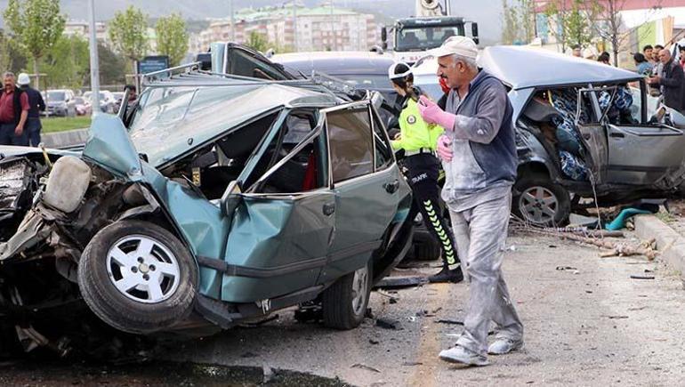 Korkunç görüntü: Beton mikseri araçlara çarptı