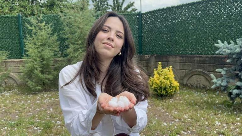 Kentte devasa büyüklükte dolu yağdı Hatıra fotoğrafı çektirdiler