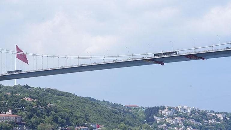Şampiyon Galatasarayın bayrağı 15 Temmuz Şehitler Köprüsünde
