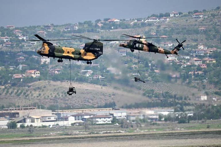 Erciyeste nefes kesen an 14 ülke izledi, onlarca komando paraşütle indi