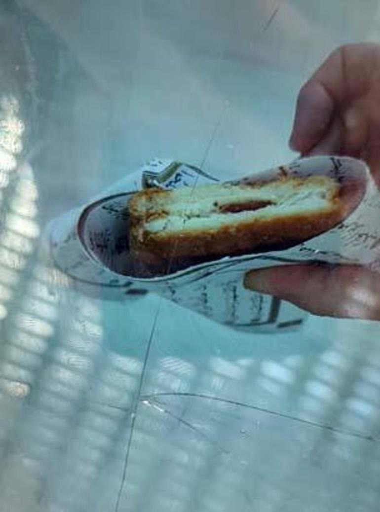 Tepki çeken olay Kantinci Kuran-ı Kerim sayfalarını tost kağıdı yaptı