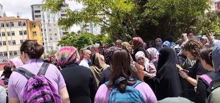 Tepki çeken olay Kantinci Kuran-ı Kerim sayfalarını tost kağıdı yaptı