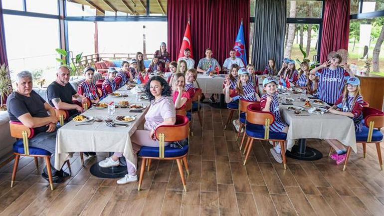 Trabzonsporlu oyuncular Ukraynalı çocuklarla bir araya geldi