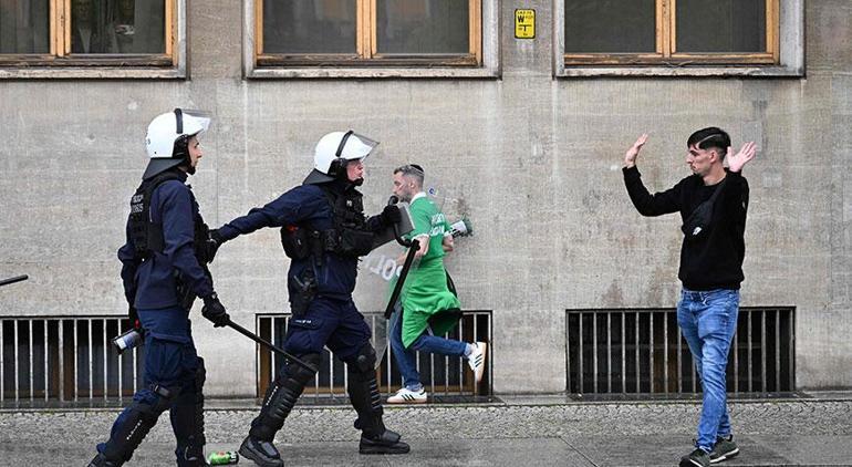 Konferans Ligi finali öncesi Betis ve Chelsea taraftarları arasında kavga Polis müdahale etti