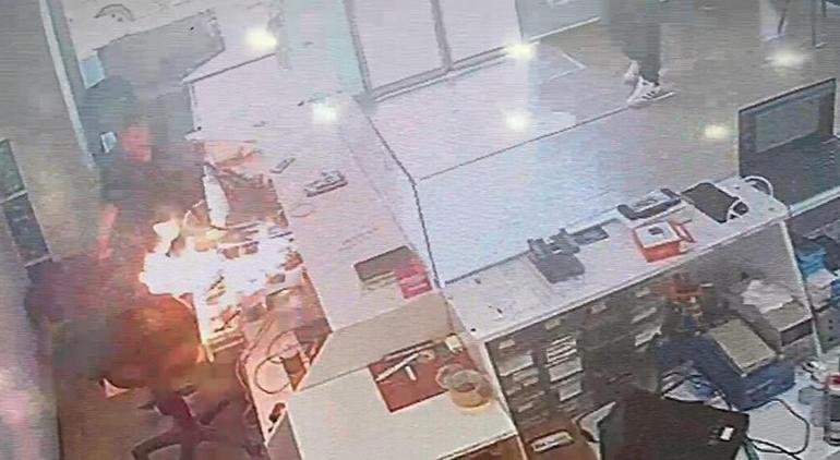 Telefon bataryası bomba gibi patladı Korku dolu anlar anbean kaydedildi