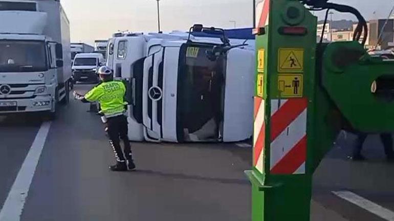 TEM Otoyolunda TIR devrildi, trafikte yoğunluk oluştu