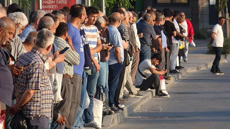 İzmir’de 23 bin işçi greve çıktı Otobüs duraklarında metrelerce kuyruk oluştu