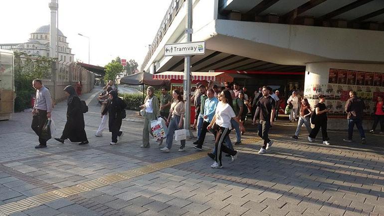 İzmir’de 23 bin işçi greve çıktı Otobüs duraklarında metrelerce kuyruk oluştu