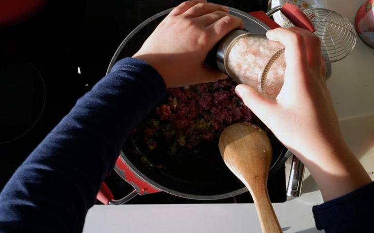 Yemeğin tuzu fazla kaçtıysa çözümü basit Yemeğin tadını değiştirmeden tuzunu alıyor