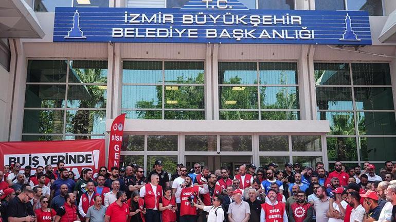 İzmir’de 23 bin işçi greve çıktı Otobüs duraklarında metrelerce kuyruk oluştu
