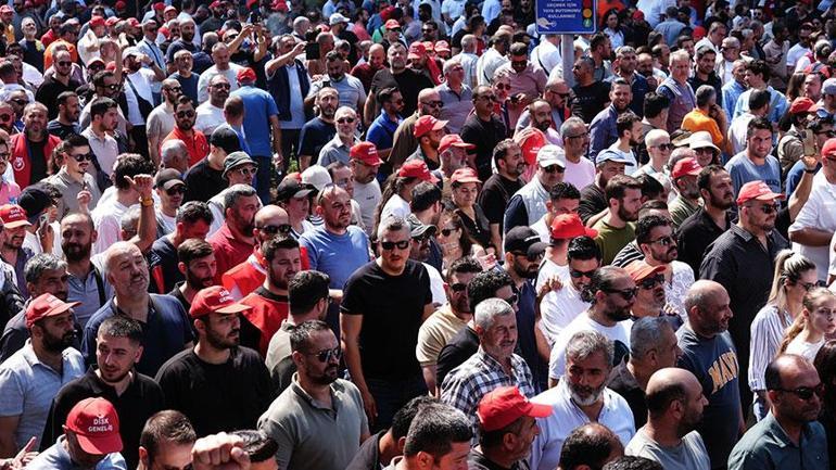 İzmir’de 23 bin işçi greve çıktı Otobüs duraklarında metrelerce kuyruk oluştu
