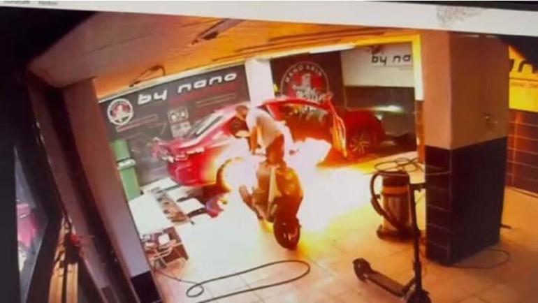 Alevlerin arasında kalan oto yıkamacı hayatını kaybetti Korkunç anlar kamerada