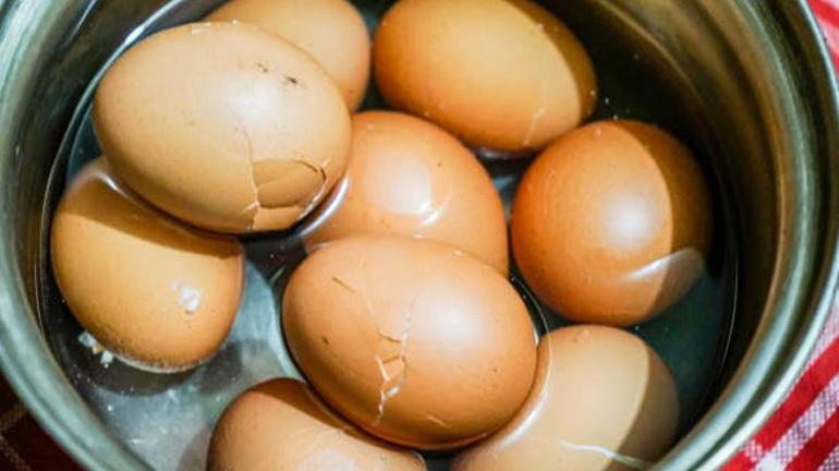 Haşlarken çatlayan yumurtalara son veren teknik 1 çay kaşığı çatlama derdinden kurtarıyor