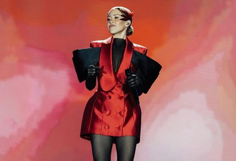 Derya Uluğ’a Şanlıurfa konserinde büyük şok Su şişesi fırlatıldı