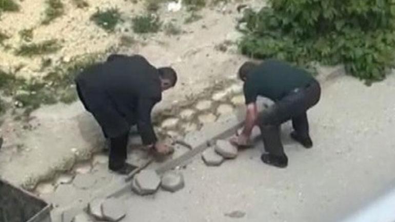 Akılalmaz olay Kaldırım taşlarını söktü, görüntüleri yayılınca geri getirdi