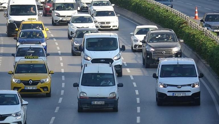İzmir’de grev 2. gününde Vatandaş durakta, araçlar yolda bekliyor