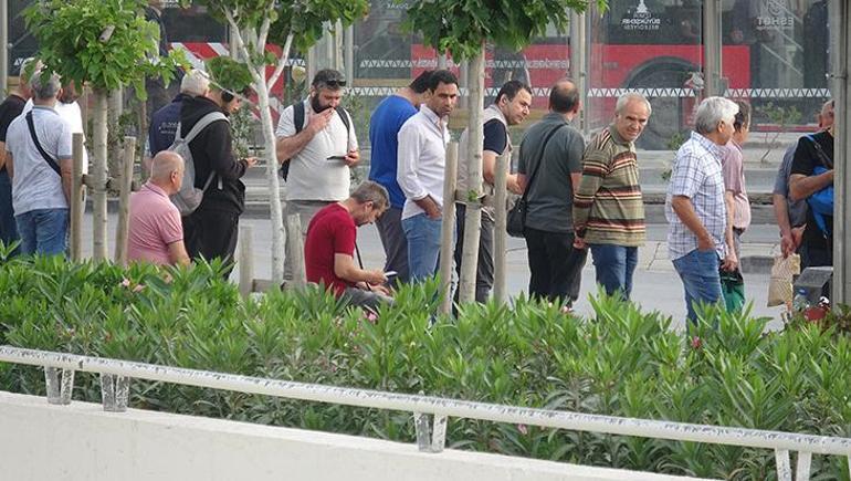 İzmir’de grev 2. gününde Vatandaş durakta, araçlar yolda bekliyor