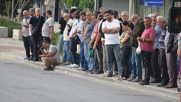İzmir’de grev 2. gününde Vatandaş durakta, araçlar yolda bekliyor