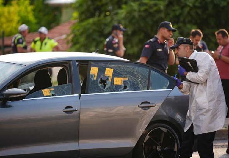 İzmirdeki katliam görüntüleri ortaya çıktı Otomobildeki aileyi taradılar