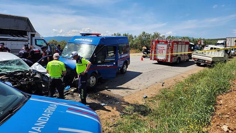 Bursada otomobil ile jandarma minibüsü çarpıştı: 1 ölü, 2 yaralı