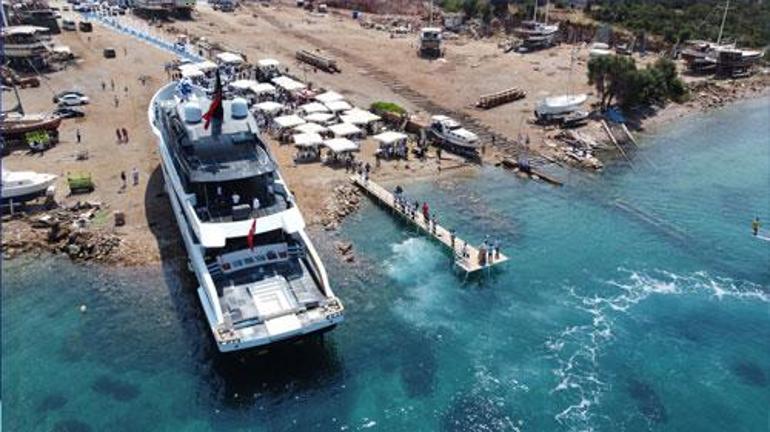 Bodrumda üretilen süper yat denize indirildi