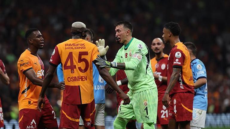 Galatasarayda Victor Osimhen çılgına döndü Ousseynou Bayı soyunma odası koridoruna çağırdı