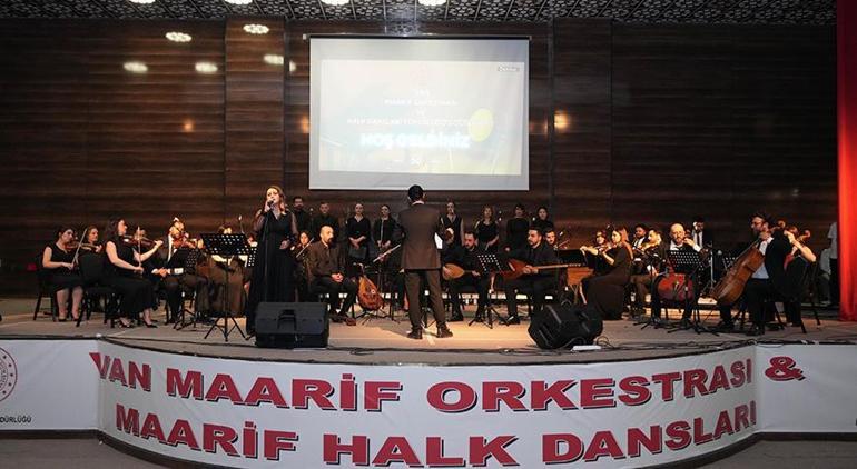 Bakan Tekin Maarif Orkestrası ve Halk Dansları Topluluğunun gösterisini izledi