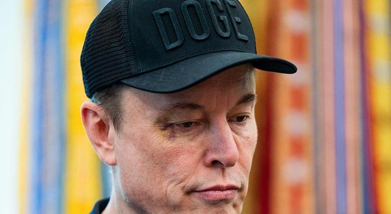 Trump Elon Muska Beyaz Sarayın altın anahtarını hediye etti