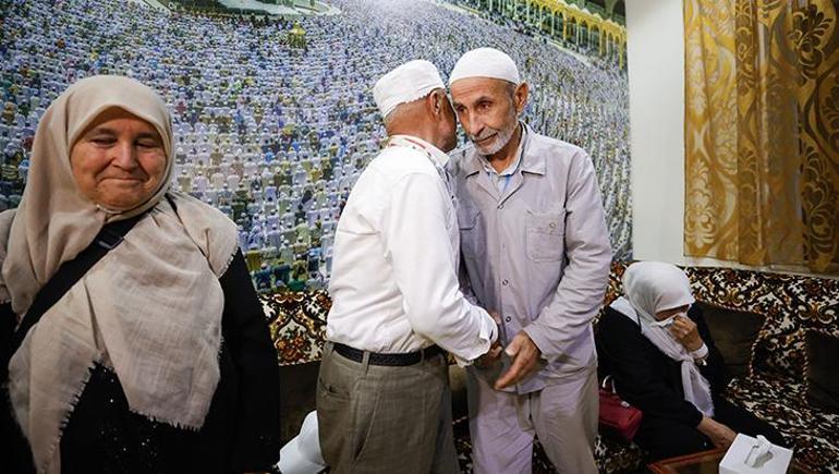 25 yıllık küslük Mekke’de son buldu: Dargın komşular Hac yolculuğunda barıştı