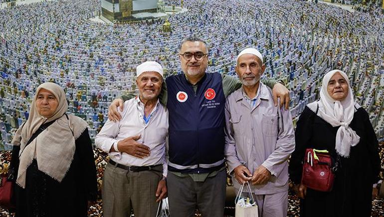 25 yıllık küslük Mekke’de son buldu: Dargın komşular Hac yolculuğunda barıştı