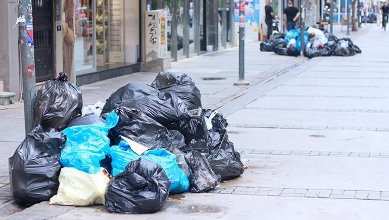 İzmirde grevin 3. günü: Sokaklar çöplerle doldu taştı