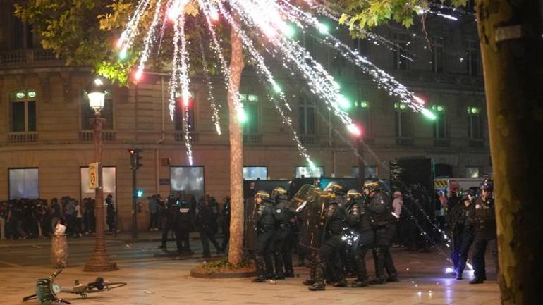 PSGnin Şampiyonlar Ligi şampiyonluğu sonrası araç ateşe verildi, metroda izdiham Paris karıştı