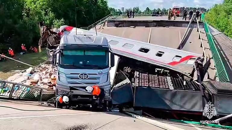 Rusyada iki köprü patlamalarla çöktü: 7 ölü