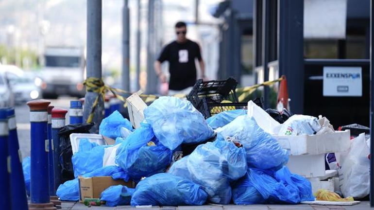İzmirde 23 bin işçi 4 gündür grevde Cadde ve sokaklarda çöp yığınları oluştu