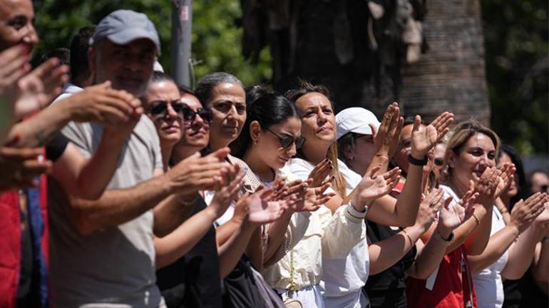 İzmirde 23 bin işçi 4 gündür grevde Cadde ve sokaklarda çöp yığınları oluştu