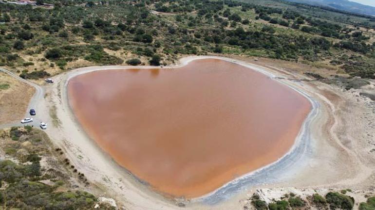 Fotoğraf tutkunlarının beklediği an geldi: Kalpli Göl pembe renge büründü