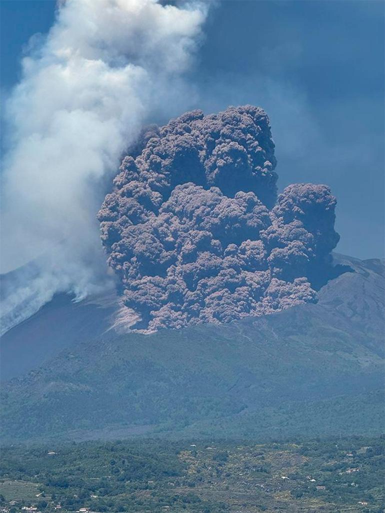 Son Dakika Etna Yanardağı patladı: Turistler panik halinde kaçmaya başladı