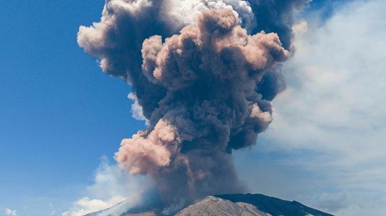 Son Dakika Etna Yanardağı patladı: Turistler panik halinde kaçmaya başladı