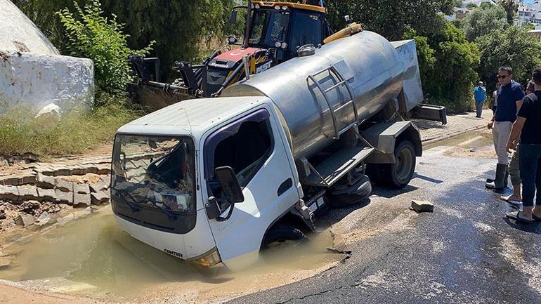 Yer: Bodrum Tanker çöken yola gömüldü, mahalleli isyan etti
