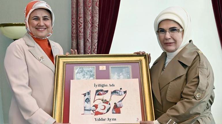 Cumhurbaşkanının eşi Emine Erdoğan, Türk Kızılaya kurban bağışında bulundu
