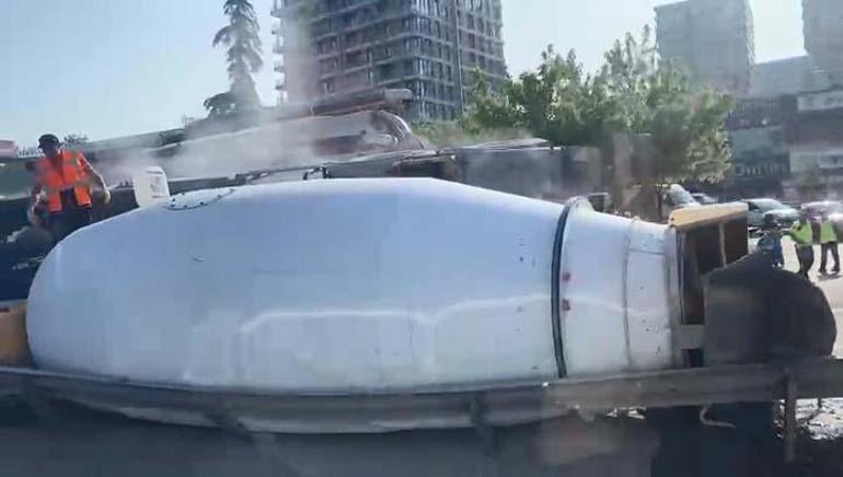 Son dakika: Küçükçekmece D-100 yan yolda beton mikseri devrildi