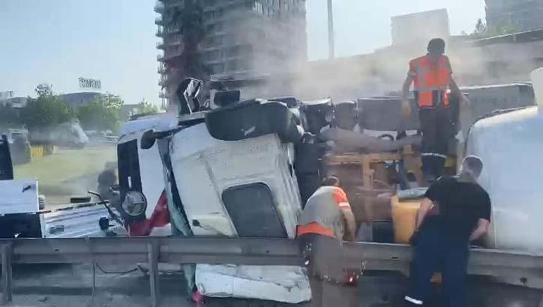 Son dakika: Küçükçekmece D-100 yan yolda beton mikseri devrildi