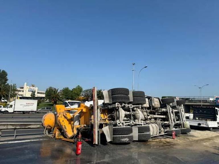 Son dakika: Küçükçekmece D-100 yan yolda beton mikseri devrildi