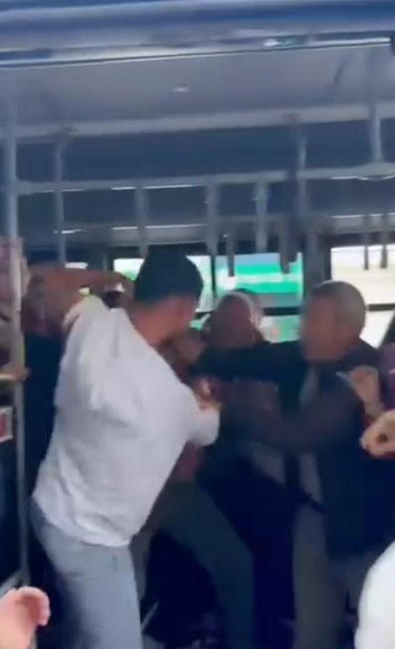 Otobüste taciz iddiası Tekme-yumruk birbirlerine girdiler