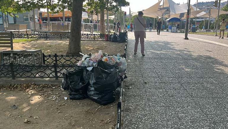 İzmirde grev 6. gününde: Konakta çöp yığınları oluştu